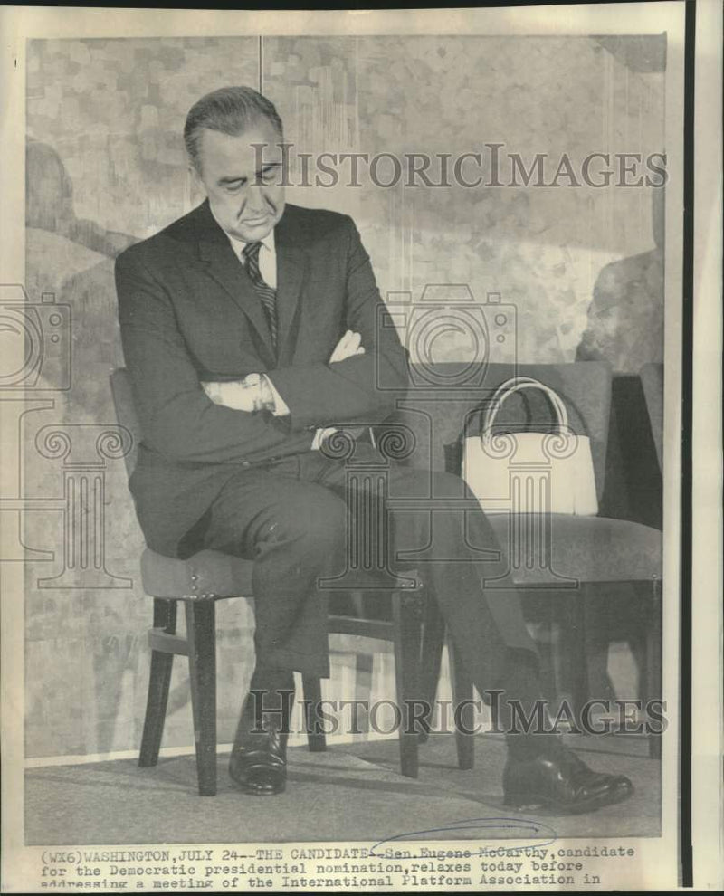 Load image into Gallery viewer, 1968 Press Photo Senator Eugene McCarthy relaxes before Washington meeting
