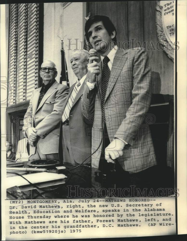 Load image into Gallery viewer, 1975 Press Photo HEW Secretary Dr. David Mathews honored at Alabama House
