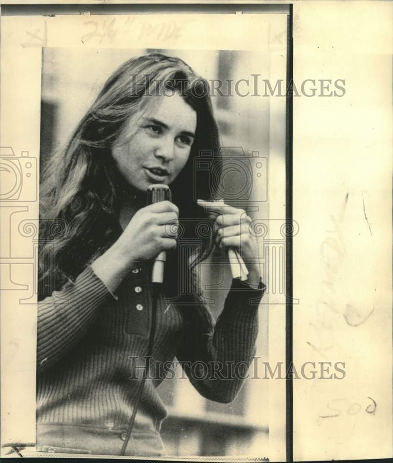 Load image into Gallery viewer, 1972 Press Photo Kathleen Kennedy speaks at George McGovern political rally

