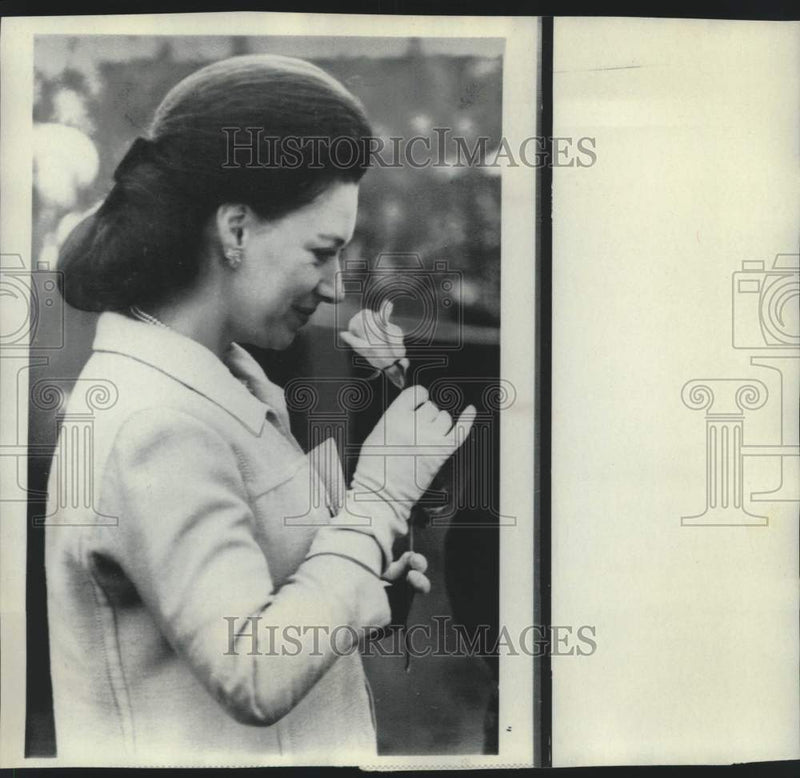 Load image into Gallery viewer, 1968 Press Photo Princess Margaret shown at Chelsea Flower Show in London
