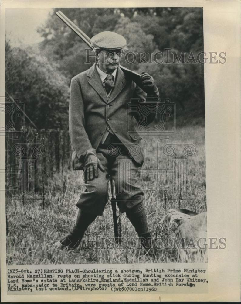 1960 Press Photo British Prime Minister Macmillan rests during hunting excursion