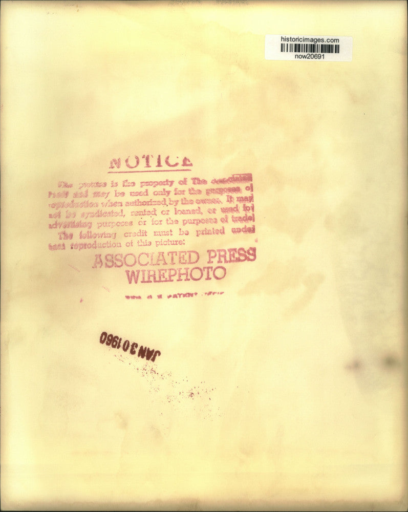 1960 Press Photo Prime Minister Macmillan with hat given him in Rhodesia