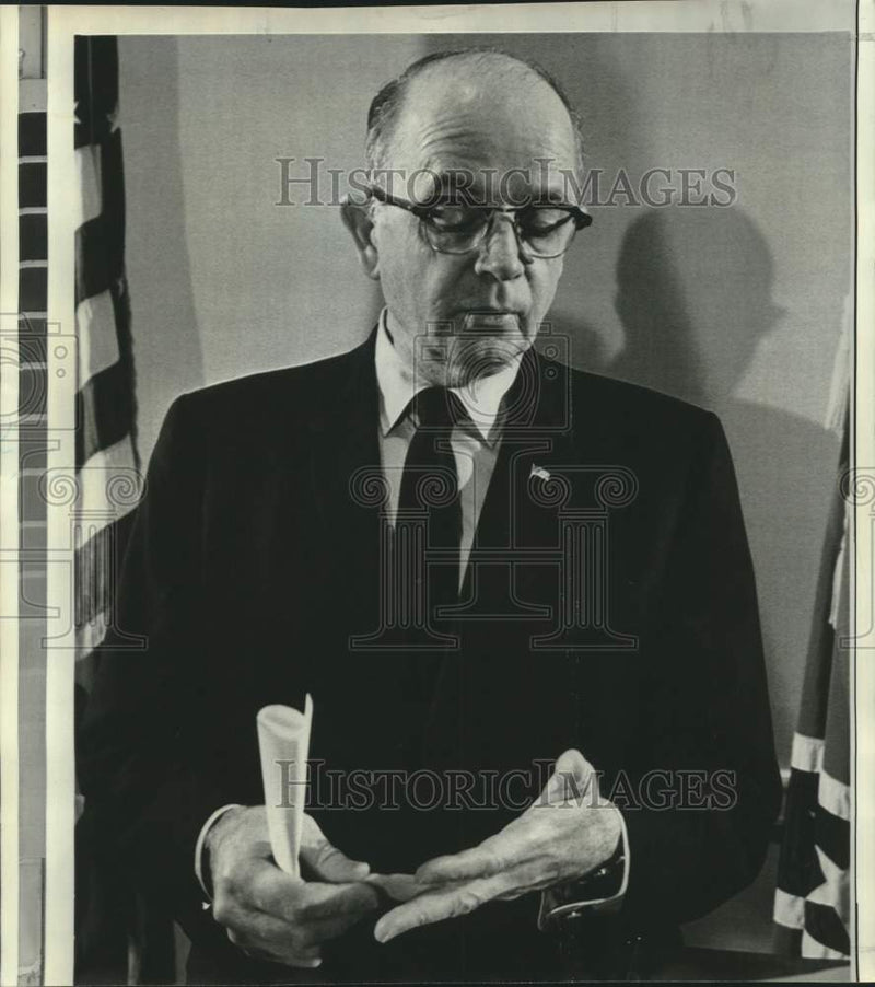 Load image into Gallery viewer, 1970 Press Photo Lester Maddox in interview - now20744

