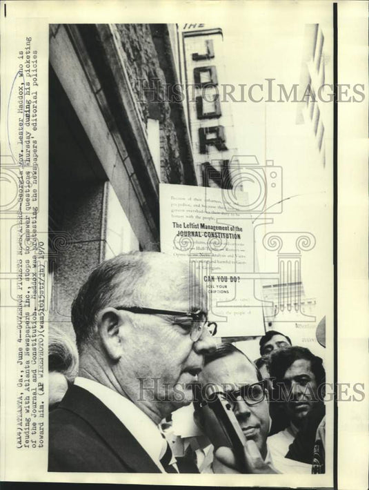 1970 Press Photo Governor Maddox answers questions during newspaper picketing.