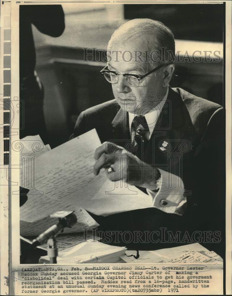 1971 Press Photo Lt. Governor Lester Maddox reads statement at news conference