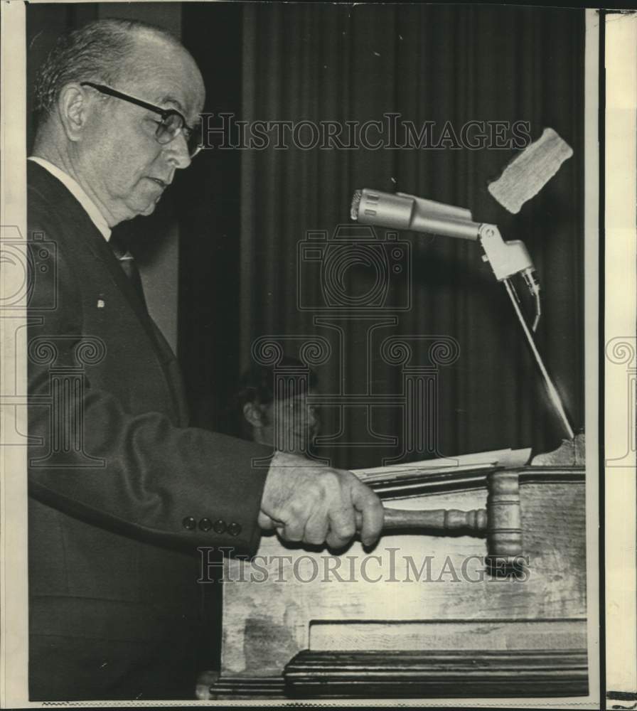 1971 Press Photo Lt. Governor Maddox breaks gavel opening Senate session