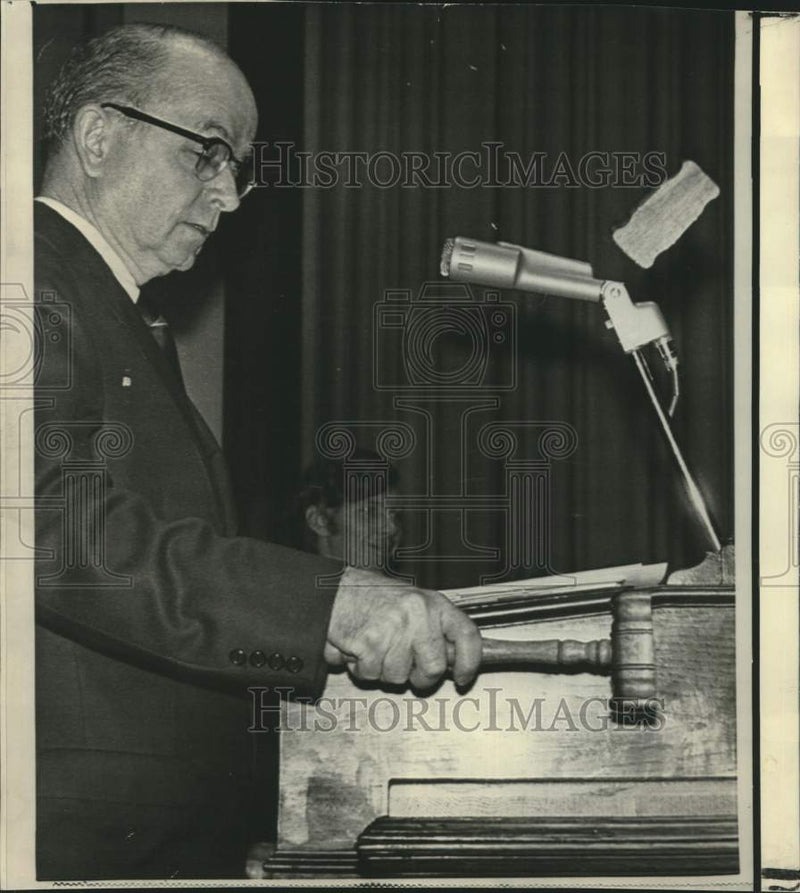 Load image into Gallery viewer, 1971 Press Photo Lt. Governor Maddox breaks gavel opening Senate session
