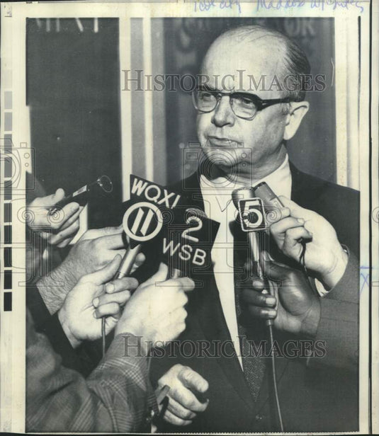 1969 Press Photo Governor Lester Maddox with newsmen in Atlanta, Georgia