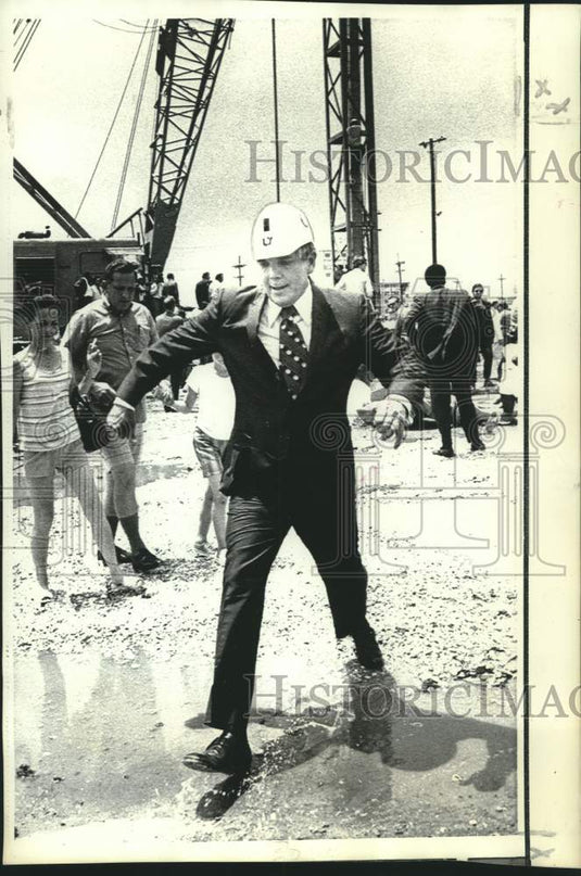 1971 Press Photo Louisiana Governor McKeithen steps over puddle at stadium