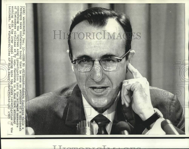 Load image into Gallery viewer, 1969 Press Photo Attorney Robert MacCrate at Pentagon news conference
