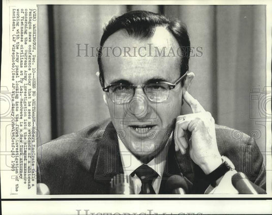 1969 Press Photo Attorney Robert MacCrate at Pentagon news conference