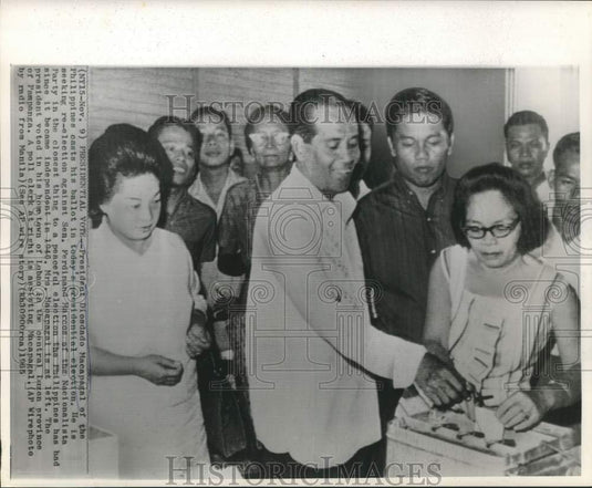 1965 Press Photo Philippines President Macapagal casts election ballot.