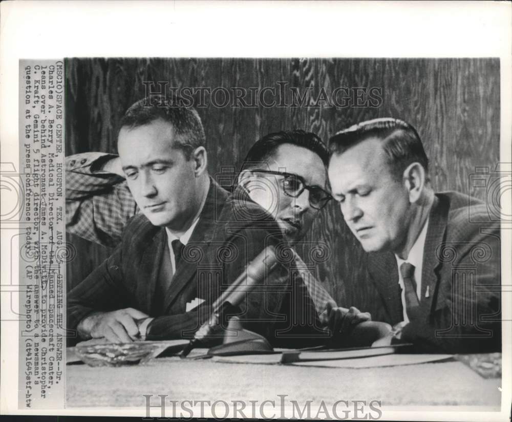 1965 Press Photo Chas. Berry & astronauts ponder question at press conf., Texas