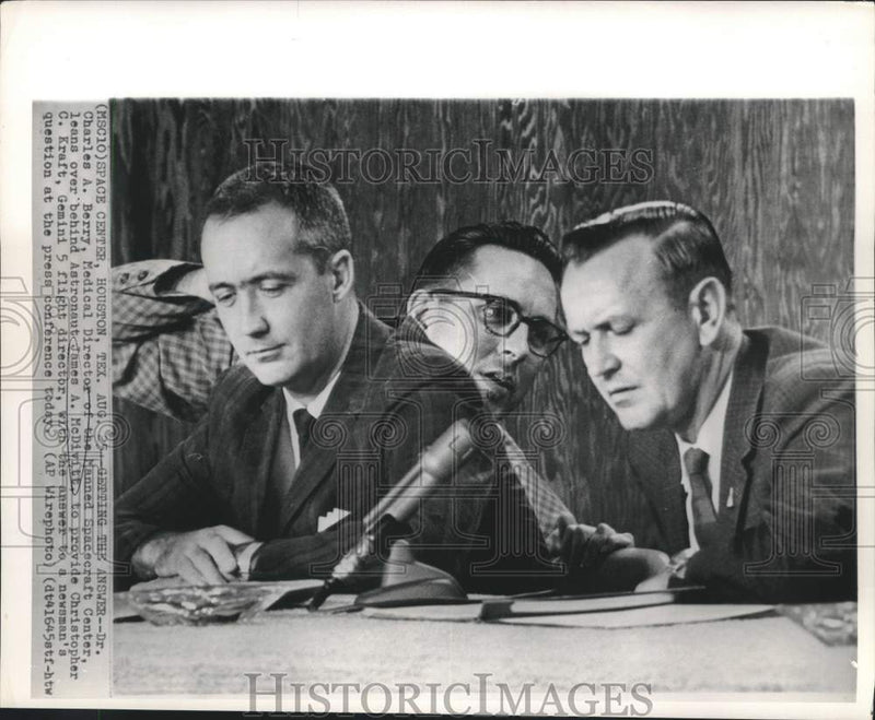 Load image into Gallery viewer, 1965 Press Photo Chas. Berry &amp; astronauts ponder question at press conf., Texas
