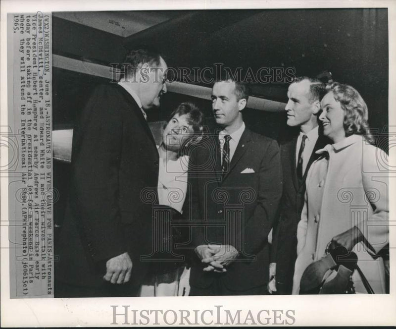 Load image into Gallery viewer, 1965 Press Photo James McDivett, Edward White &amp; wives meet VP Humphrey, Wash. DC
