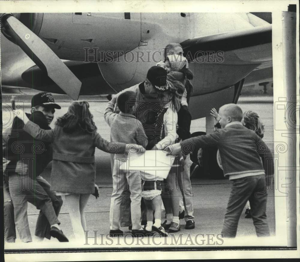 1965 Press Photo Apollo 9 astronauts welcomed home by families, Houston, Texas