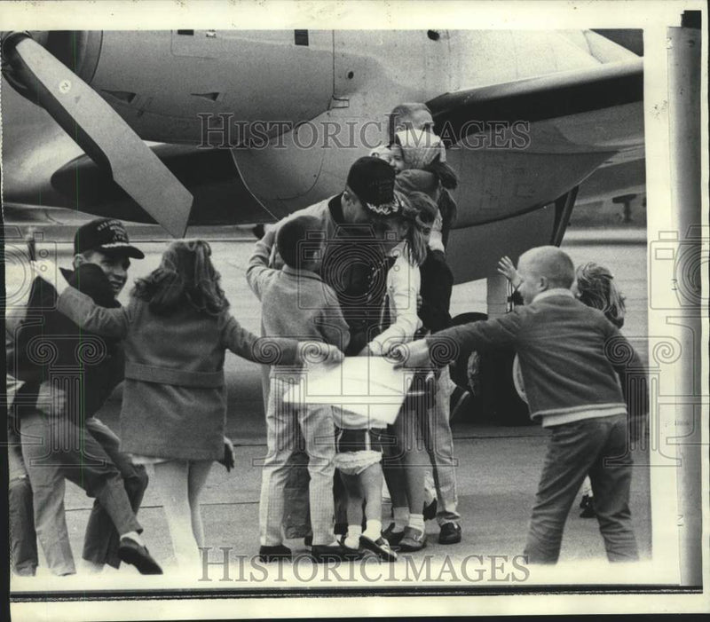 Load image into Gallery viewer, 1965 Press Photo Apollo 9 astronauts welcomed home by families, Houston, Texas
