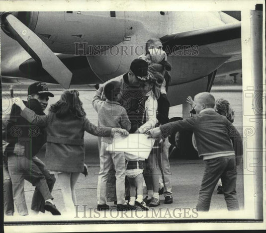 1965 Press Photo Apollo 9 astronauts welcomed home by families, Houston, Texas