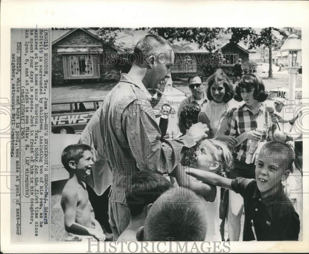 1965 Press Photo Major Edward McDivitt welcomed home after 4-day space flight.