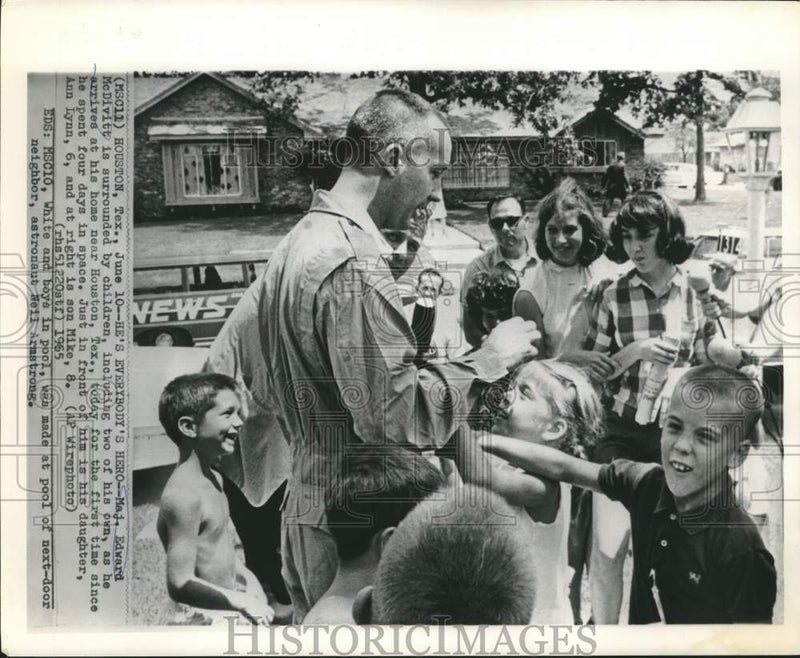 Load image into Gallery viewer, 1965 Press Photo Major Edward McDivitt welcomed home after 4-day space flight.
