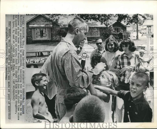1965 Press Photo Major Edward McDivitt welcomed home after 4-day space flight.