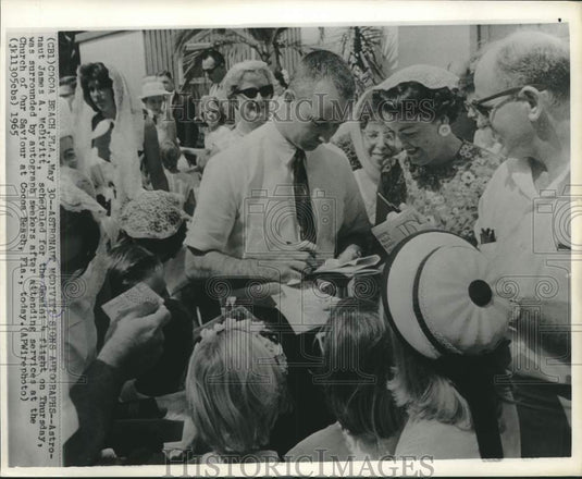 1965 Press Photo Astronaut James McDivitt signs autographs in Coca Beach, FL