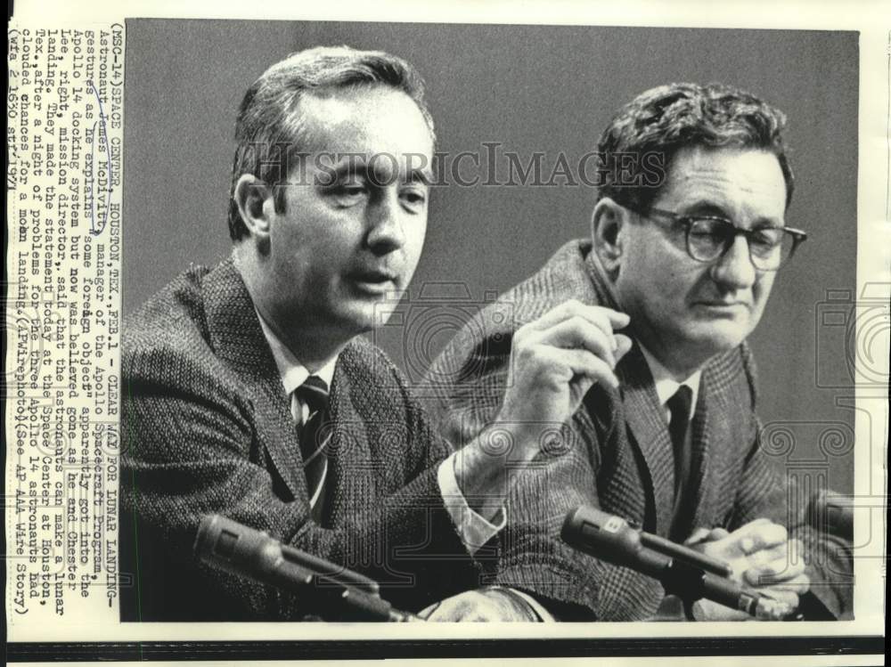 1971 Press Photo Astronaut McDivitt and Lee at Texas news conference.