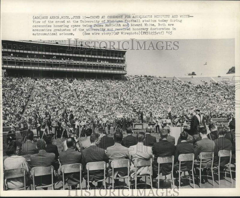 Load image into Gallery viewer, 1965 Press Photo University of Michigan crowd honoring McDivitt and White
