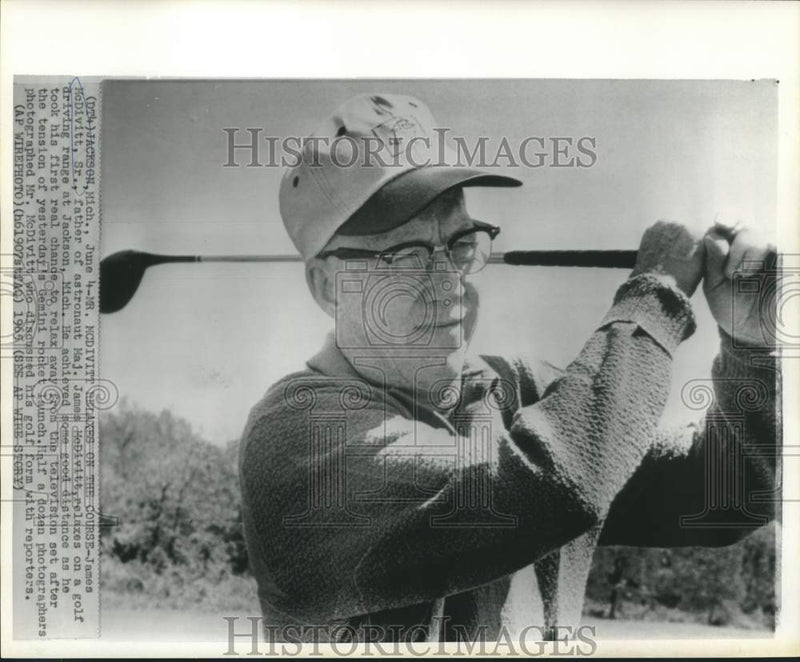 Load image into Gallery viewer, 1965 Press Photo James McDivitt, Sr. discusses golf form with reporters
