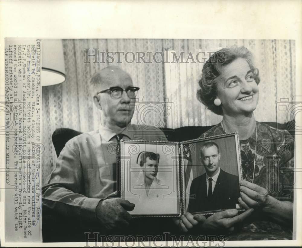 1965 Press Photo Mr. and Mrs. James McDivitt, Sr. hold photos of their children.