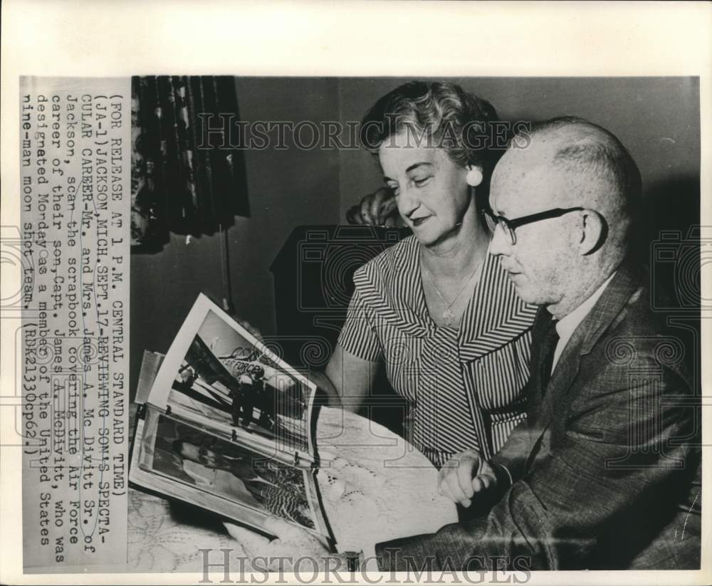 1962 Press Photo Mr. and Mrs. McDivitt review Captain McDivitt&#39;s career