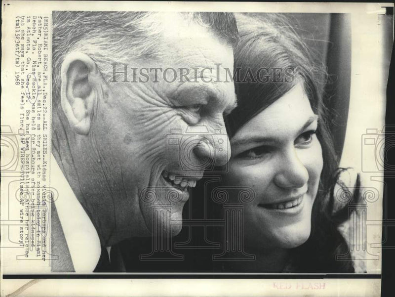Load image into Gallery viewer, 1968 Press Photo Kidnap victim Barbara Mackle and her father in Miami Beach, FL
