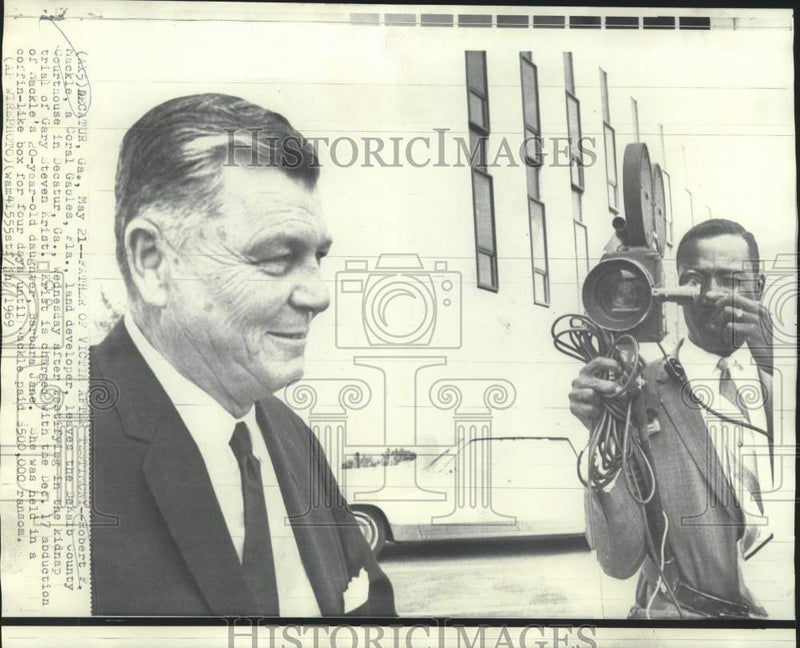 Load image into Gallery viewer, 1969 Press Photo Robert Mackle leaves DeKalb County Courthouse in Decatur, GA
