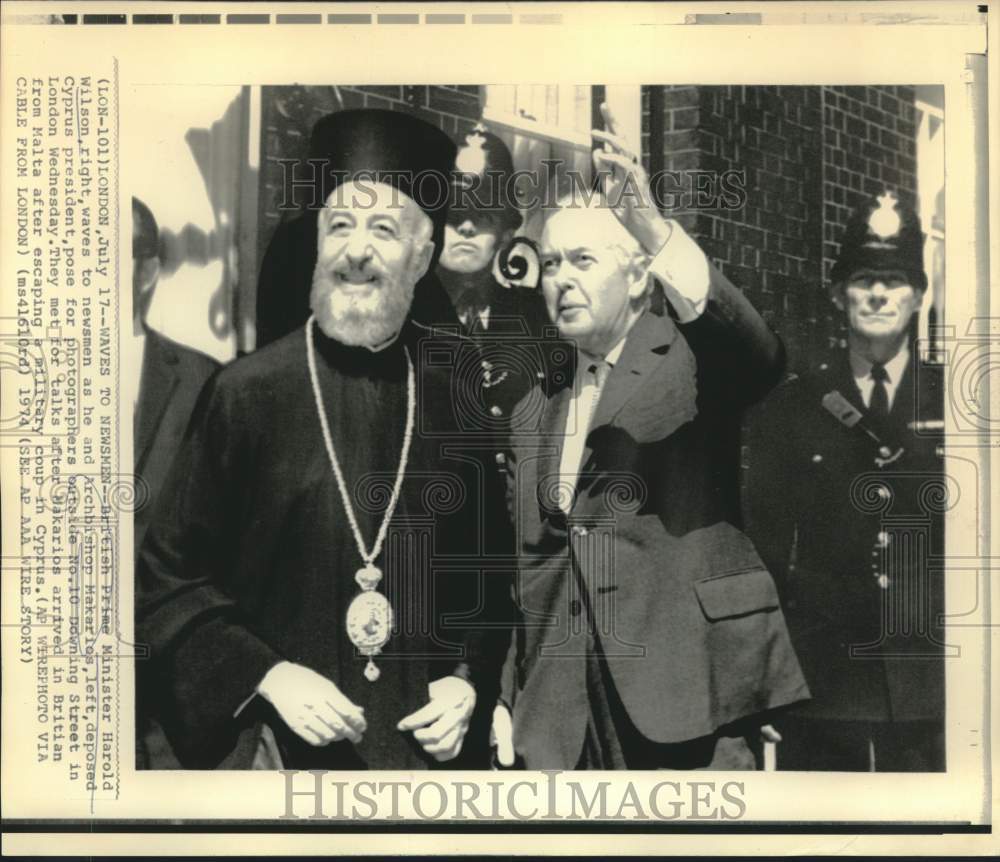 1974 Press Photo Britain's Prime Minister and Archbishop Makarios pose in London