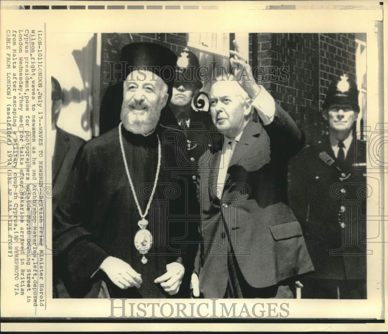 Load image into Gallery viewer, 1974 Press Photo Britain's Prime Minister and Archbishop Makarios pose in London
