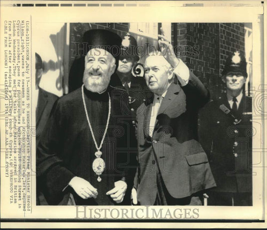 1974 Press Photo Britain's Prime Minister and Archbishop Makarios pose in London
