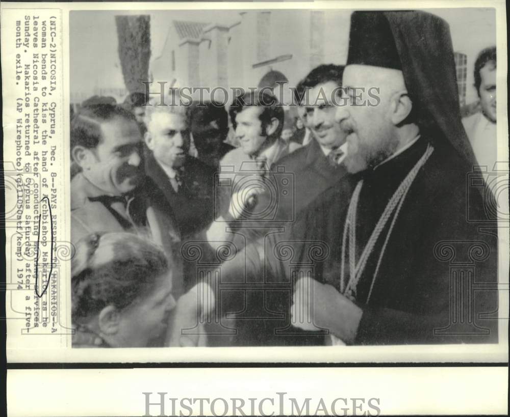 1974 Press Photo Woman kisses hand of Archbishop Makarios at Nicosia Cathedral.