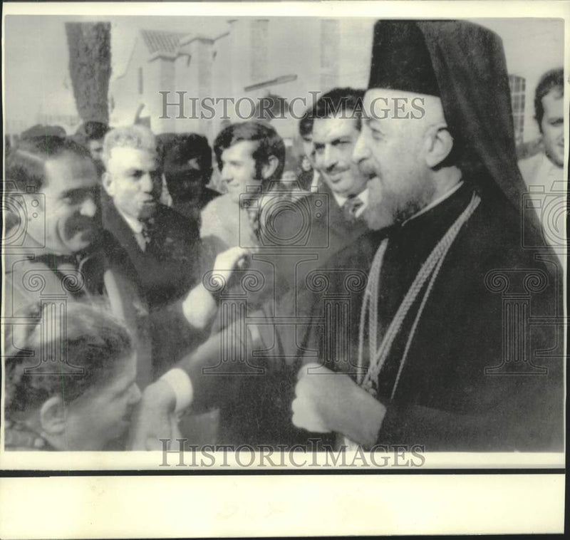 Load image into Gallery viewer, 1974 Press Photo Woman kisses hand of Archbishop Makarios at Nicosia Cathedral
