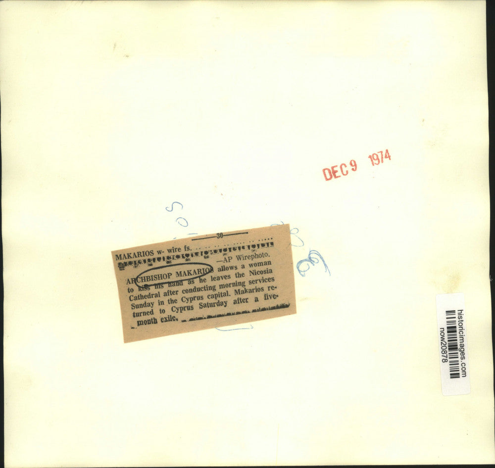 1974 Press Photo Woman kisses hand of Archbishop Makarios at Nicosia Cathedral