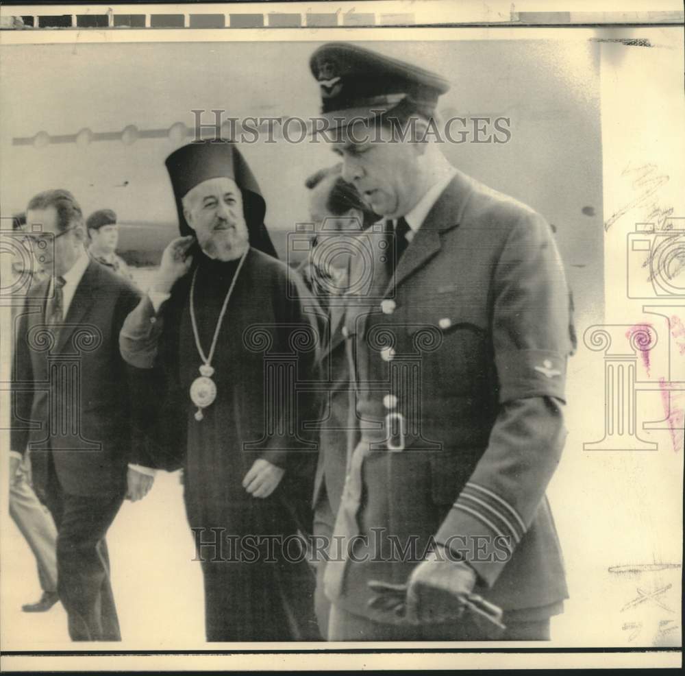 1974 Press Photo Cyprus&#39; Makarios accompanied by Royal AFB officer in England