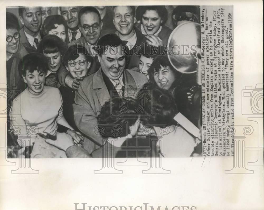 1956 Press Photo Soviet Premier Malenkov with English workers in Birmingham