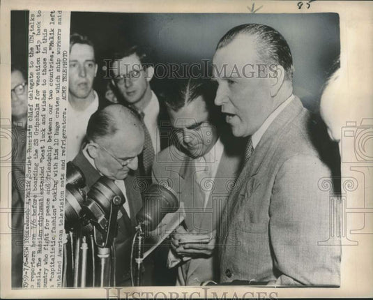 1951 Press Photo Russia's Jacob Malik with reporters prior boarding SS Gripsholm