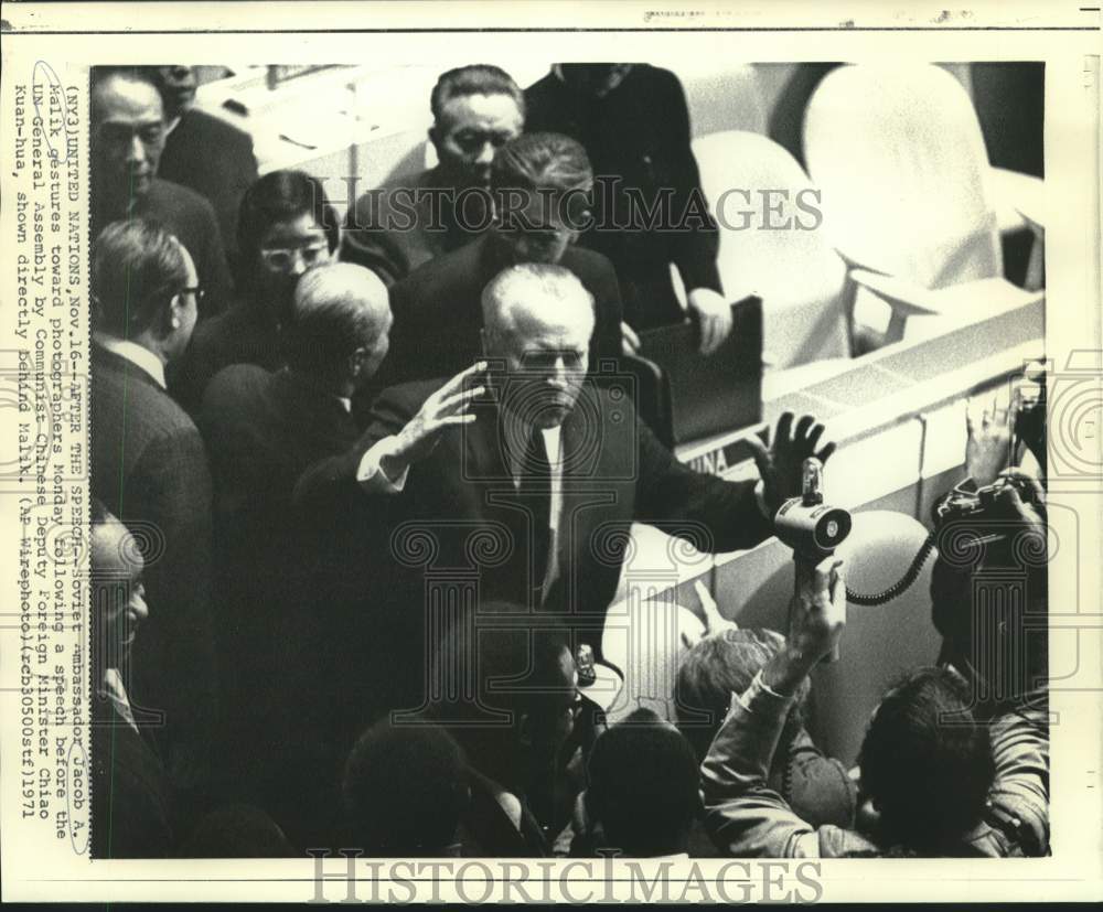 1971 Press Photo Soviet Ambassador Jacob Malik gestures to photographers in UN