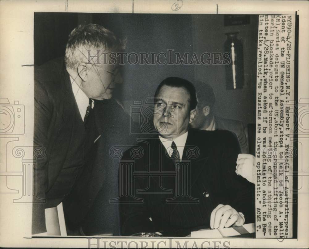 1949 Press Photo Australia's Evatt and Soviet delegate Malik talk at UN