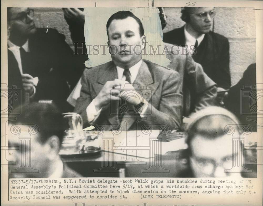 1951 Press Photo Soviet delegate Malik grips knuckles at UN General Assembly
