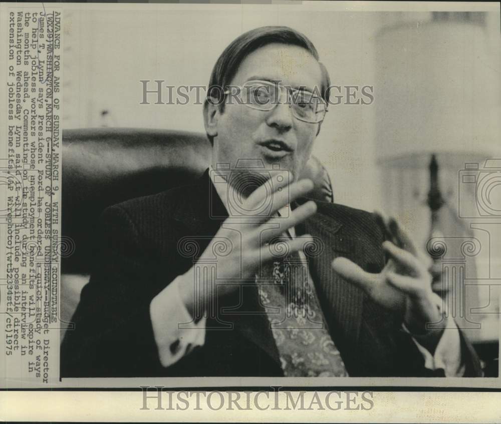 1975 Press Photo Budget Director James Lynn in Washington interview. - now20930