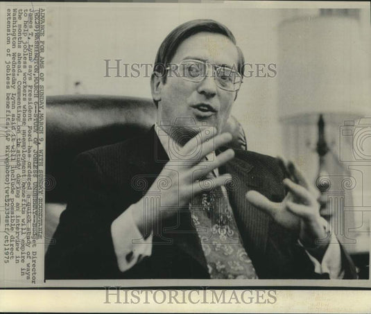 1975 Press Photo Budget Director James Lynn in Washington interview. - now20930