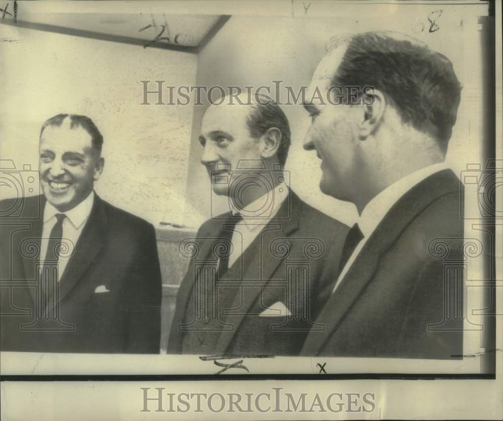 1966 Press Photo Jack Lynch poses with Irish Prime Minister Lemass and another