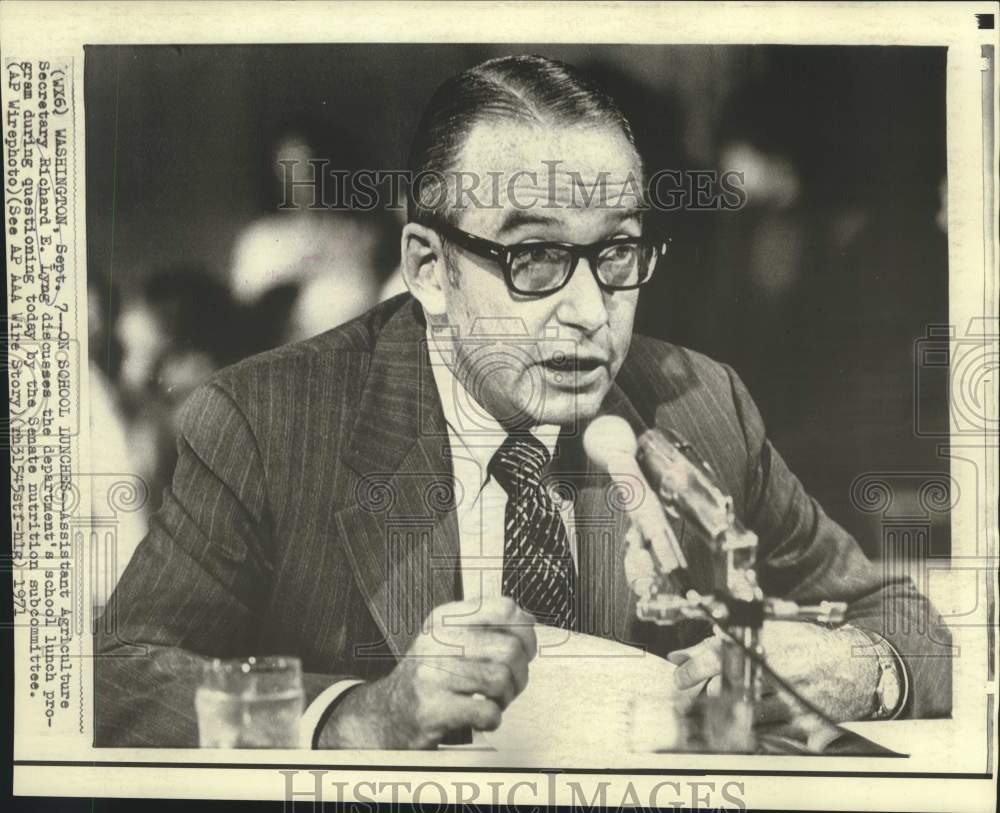1971 Press Photo Assistant Agriculture Secretary Lyng discusses lunch program