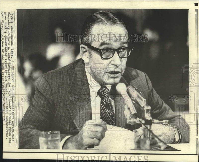 Load image into Gallery viewer, 1971 Press Photo Assistant Agriculture Secretary Lyng discusses lunch program
